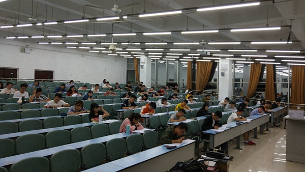 坚永公司董事会主席陈永庆先生一行出席西南交通大学奖助学金面试